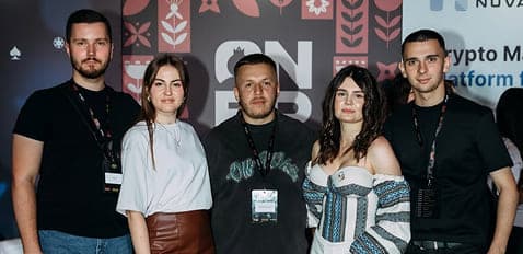 Понад 7 000 випускників, з яких більше 2 000 уже працюють у сфері! Тут не просто слухають лекції — заливають разом із діючим медіабаєром-практиком і здобувають реальний досвід.