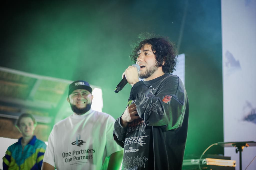 Команда закриває повний цикл: від першого драфту треку — до кліпу, позиціювання артиста й виведення релізу на платформи.