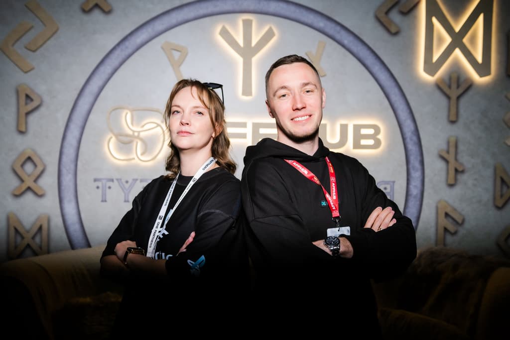 Тут навчають через реальну практику — в умовах, максимально наближених до роботи в команді. Без води, без шаблонів, з менторською підтримкою від фахівців, які щодня працюють у медіабаїнгу, продакшні та маркетингу.